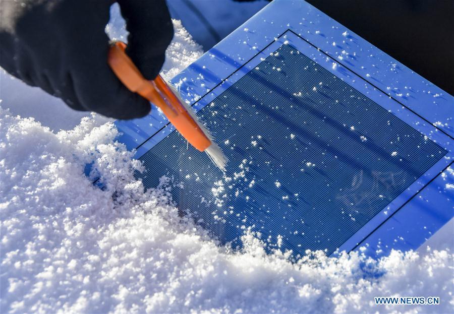 A researcher collects sample of snow cover in Sa\'erwuzike Village in Kaxajar township of Zhaosu County, northwest China\'s Xinjiang Uygur Autonomous Region, Jan. 18, 2019. A nine-member research team with an average age under 30 from the Xinjiang Institute of Ecology and Geography under the Chinese Academy of Sciences started a research on snow cover on the Tianshan Mountains in Xinjiang. Snow cover on the Tianshan Mountains is an important source of water resources. Snowmelt provides an abundant water supply for river flow in this area and also affects the ecological system of agricultural and animal husbandry production in the downstream oasis. (Xinhua/Bai Jiali)