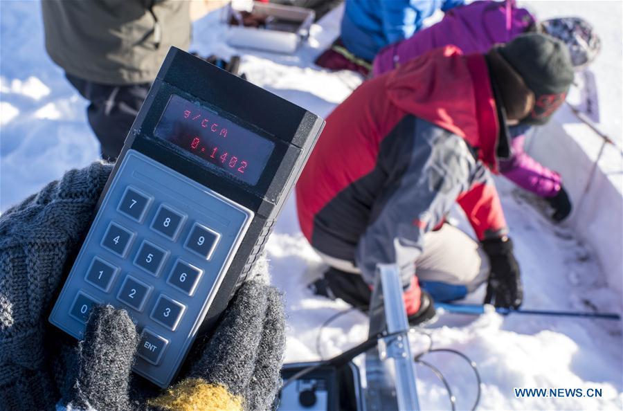 Researchers collect data of snow cover in Zhaosu County, northwest China\'s Xinjiang Uygur Autonomous Region, Jan. 18, 2019. A nine-member research team with an average age under 30 from the Xinjiang Institute of Ecology and Geography under the Chinese Academy of Sciences started a research on snow cover on the Tianshan Mountains in Xinjiang. Snow cover on the Tianshan Mountains is an important source of water resources. Snowmelt provides an abundant water supply for river flow in this area and also affects the ecological system of agricultural and animal husbandry production in the downstream oasis. (Xinhua/Hu Huhu)
