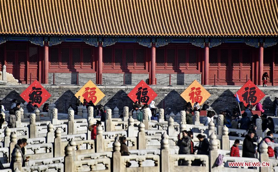 Tourists pose with the Chinese characters \