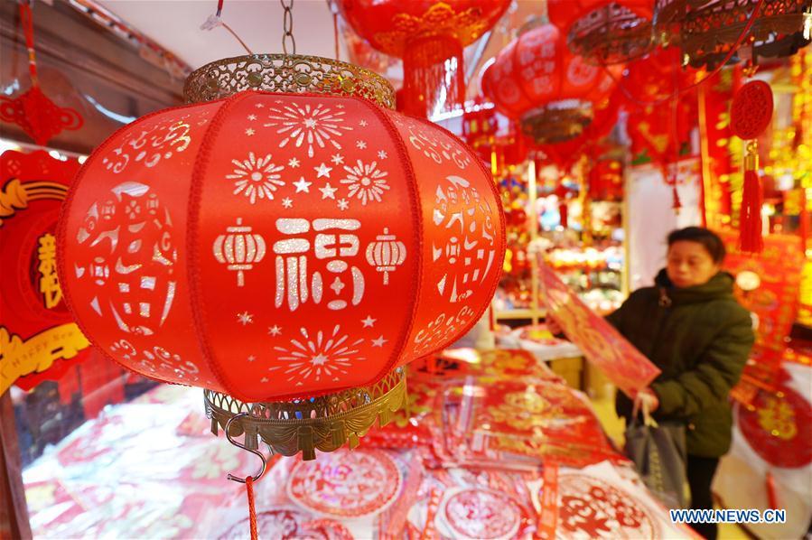 A woman selects the Spring Festival decorations at a market in Qingdao, east China\'s Shandong Province, Jan. 26, 2019. The Spring Festival, or the Chinese Lunar New Year, falls on Feb. 5 this year. (Xinhua/Wang Haibin)