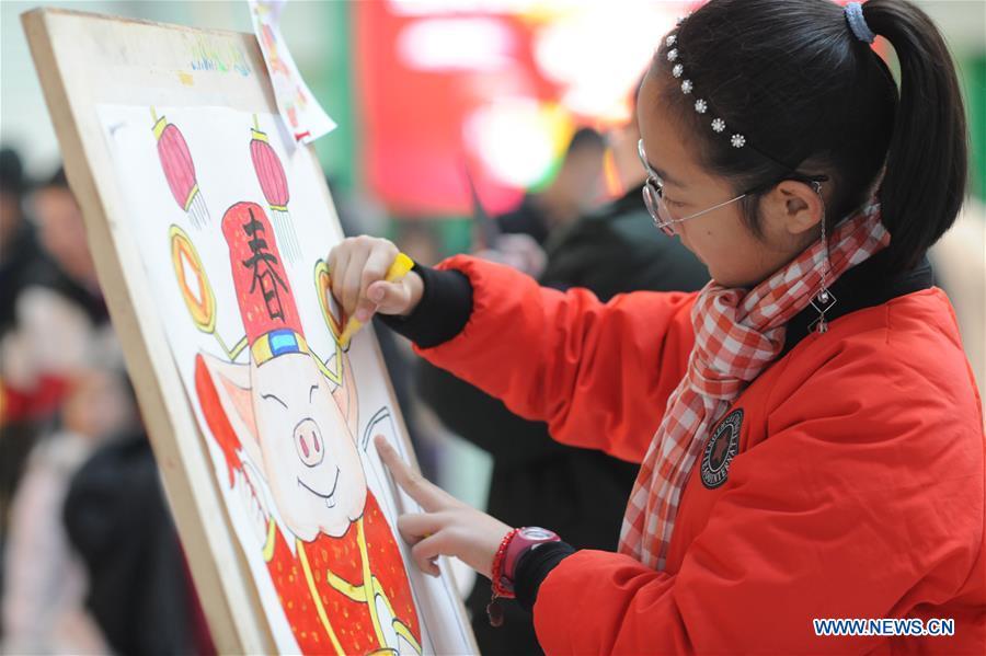A child paints to greet the upcoming Spring Festival in Yantai City, east China\'s Shandong Province, Jan. 26, 2019. Red decorations are arranged across China to greet the upcoming lunar New Year which will fall on Feb. 5 this year. (Xinhua/Shen Jizhong)