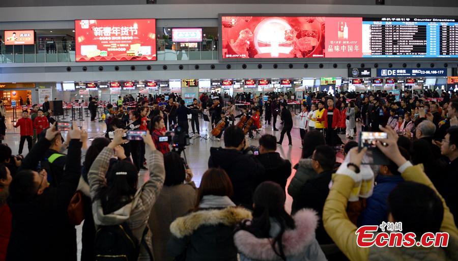 Students from St. Paul\'s Co-educational College in Hong Kong perform in a flash mob at the Terminal 2 of Shuangliu International Airport in Chengdu City, Sichuan Province, Jan. 27, 2019. (Photo: China News Service/Liu Zhongjun)