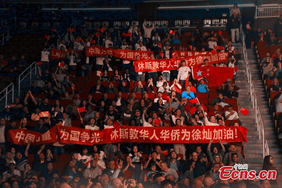 Fans cheer for Chinese boxer Xu Can in Houston, the U.S., Jan. 26, 2019. (Photo: China News Service/Zeng Jingning)