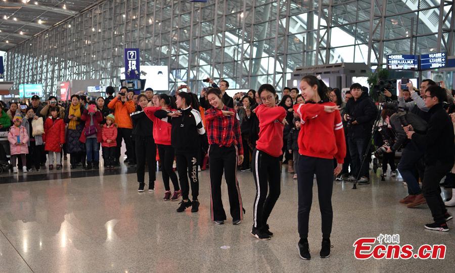 Students from St. Paul\'s Co-educational College in Hong Kong perform in a flash mob at the Terminal 2 of Shuangliu International Airport in Chengdu City, Sichuan Province, Jan. 27, 2019. (Photo: China News Service/Liu Zhongjun)