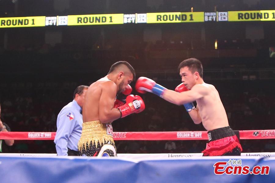 Chinese boxer Xu Can competes with WBA featherweight champion Jesus Rojas from Puerto Rico during a match in Houston, the U.S., Jan. 26, 2019. (Photo: China News Service/Zeng Jingning)