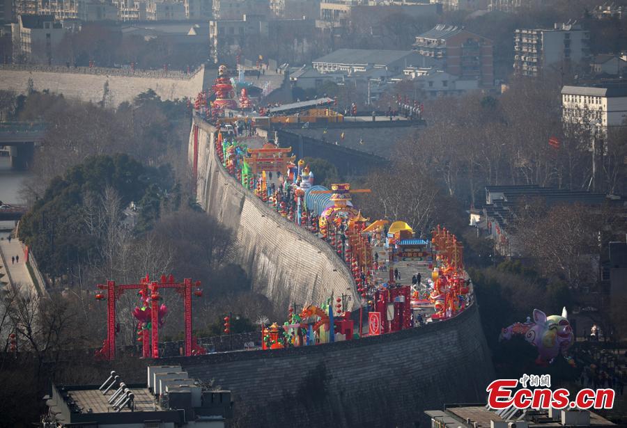 The Ming Dynasty (1368-1644) city wall in Nanjing City, Jiangsu Province is decorated ahead of the Spring Festival, China\'s Lunar New Year, Jan. 27, 2019. (Photo: China News Service/Yang Bo)