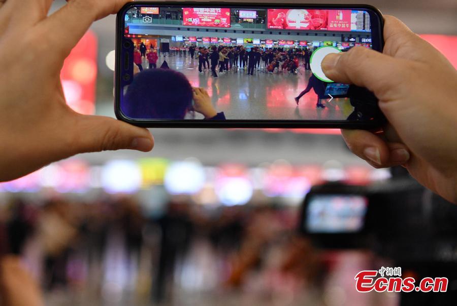 Students from St. Paul\'s Co-educational College in Hong Kong perform in a flash mob at the Terminal 2 of Shuangliu International Airport in Chengdu City, Sichuan Province, Jan. 27, 2019. (Photo: China News Service/Liu Zhongjun)