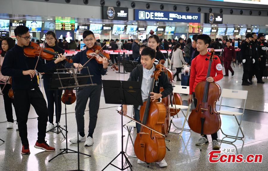 Students from St. Paul\'s Co-educational College in Hong Kong perform in a flash mob at the Terminal 2 of Shuangliu International Airport in Chengdu City, Sichuan Province, Jan. 27, 2019. (Photo: China News Service/Liu Zhongjun)