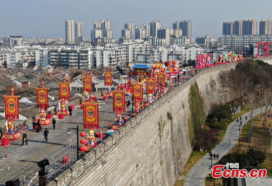 The Ming Dynasty (1368-1644) city wall in Nanjing City, Jiangsu Province is decorated ahead of the Spring Festival, China\'s Lunar New Year, Jan. 27, 2019. (Photo: China News Service/Yang Bo)