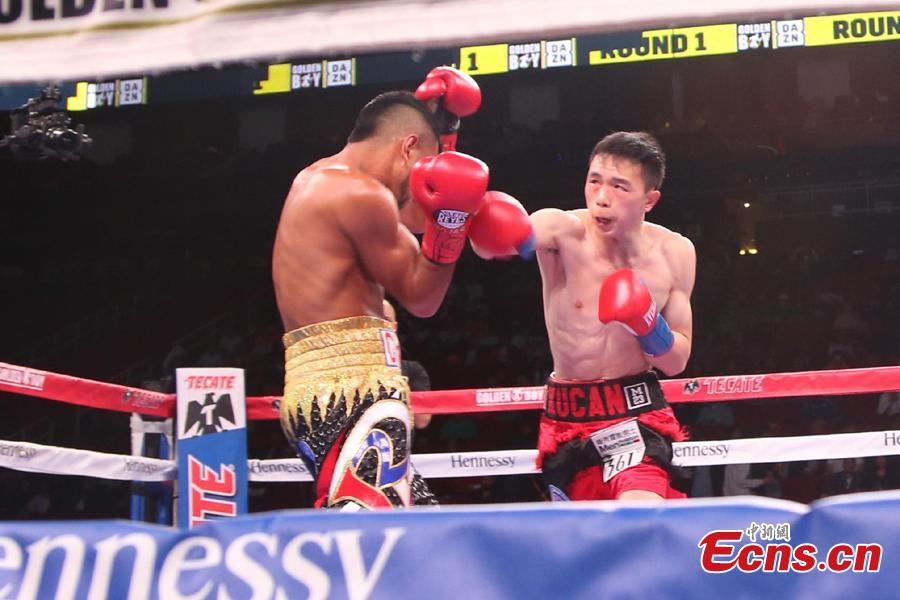Chinese boxer Xu Can competes with WBA featherweight champion Jesus Rojas from Puerto Rico during a match in Houston, the U.S., Jan. 26, 2019. (Photo: China News Service/Zeng Jingning)