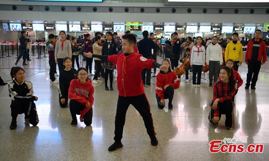 Students from St. Paul\'s Co-educational College in Hong Kong perform in a flash mob at the Terminal 2 of Shuangliu International Airport in Chengdu City, Sichuan Province, Jan. 27, 2019. (Photo: China News Service/Liu Zhongjun)