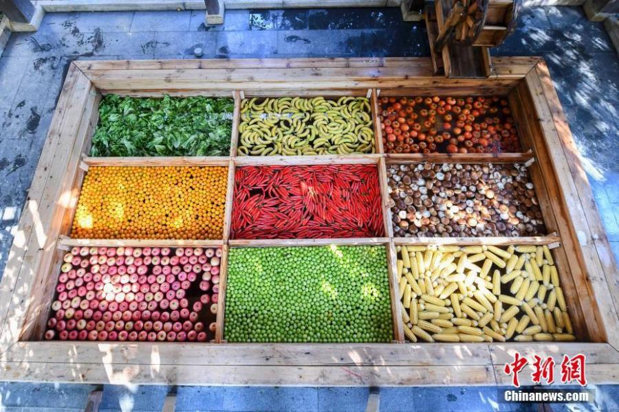 Photo taken on Jan. 27, 2019 shows a rare spring spa, where the water is separated into nine sections filled with nine kinds of vegetables and fruit, at a resort in Hangzhou City, Zhejiang Province, Jan. 27, 2019. The hotel said the special setting is for tourists to enjoy the Spring Festival. (Photo: China News Service/Wang Jie)