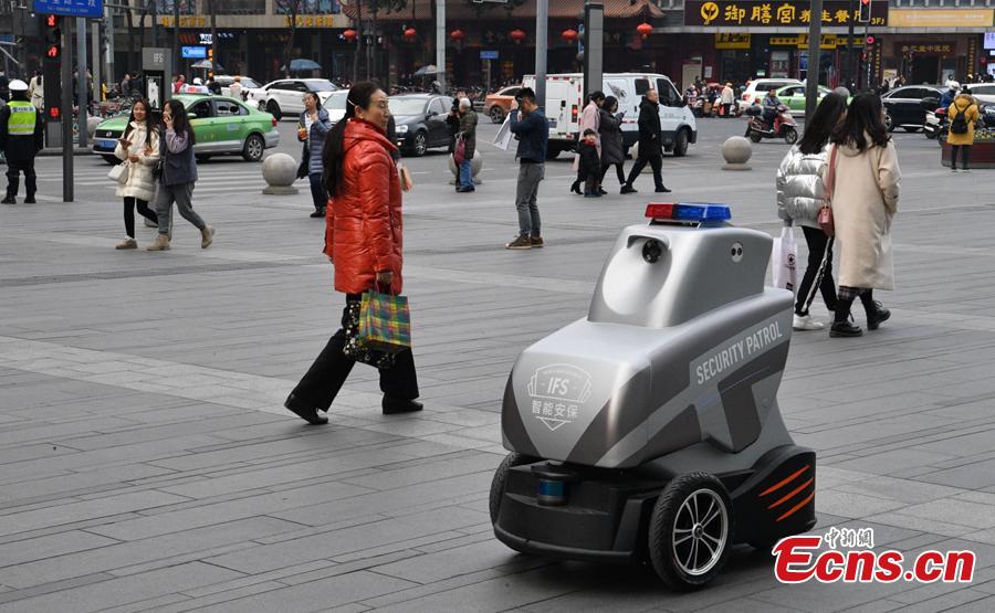 One of three robots patrols at the International Finance Square, a mega integrated complex comprising of high-end malls, office towers and serviced apartments, in Chengdu, Southwest China\'s Sichuan Province, Jan. 28, 2019. (Photo: China News Service/Liu Zhongjun)