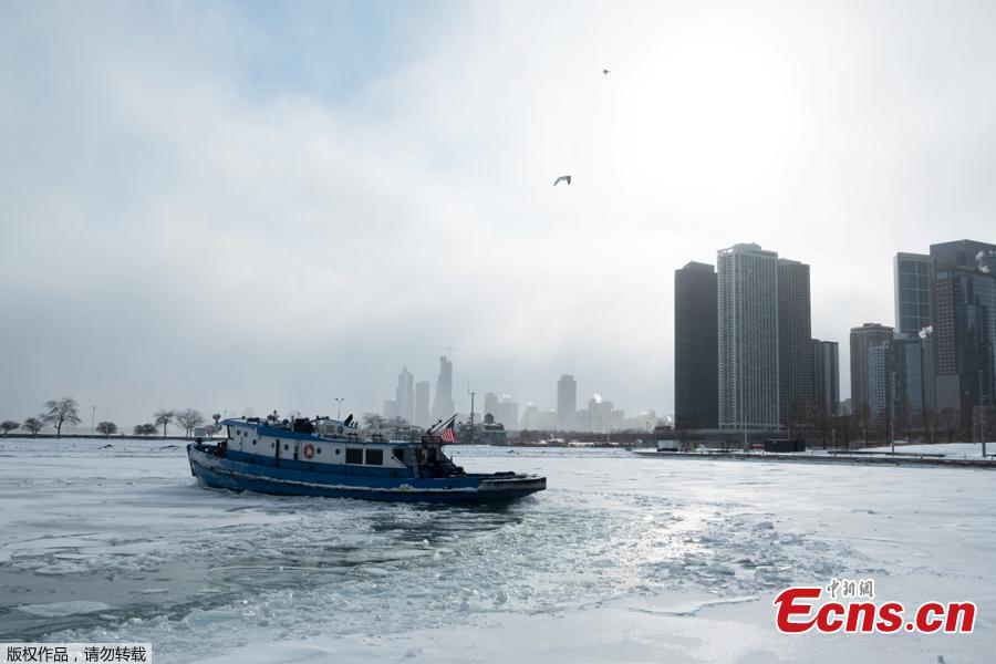 The James J. Versluis, a 90-foot icebreaker tugboat, breaks ice through Lake Michigan in Chicago, Illinois, U.S., January 29, 2019. (Photo/Agencies)