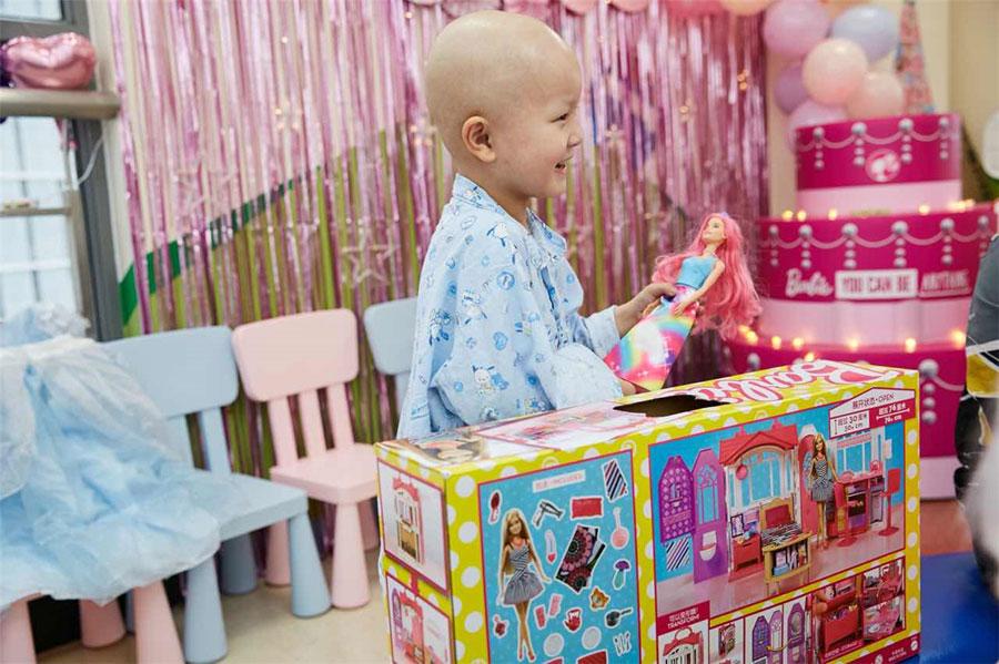 Xinyi enjoys her time with Barbie dolls, changing their clothes, combing their hair, and making afternoon tea for her new friends. (Photo provided to chinadaily.com.cn)

A six-year-old girl fighting a high-risk cancer has fulfilled her dream of hosting a party with Barbie dolls in Shanghai.

The girl, identified by her given name Xinyi, is undergoing treatment for neuroblastoma, a type of cancer that forms in certain types of nerve tissue.

On Jan 29, she got to spend a day in her room at Shanghai Xinhua Hospital with the ward decorated all to the theme of Barbie.

Supported by volunteers from nonprofit charity organization Make-A-Wish Shanghai and US multinational toy manufacturing company Mattel, the girl played house and had fun with her favorite dolls.

\