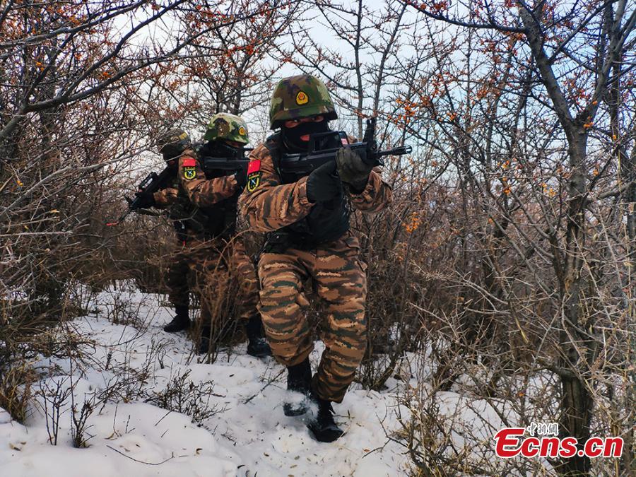 Special police in Gannan Tibetan Autonomous Prefecture, Northwest China’s Gansu Province undergo training despite temperatures that dropped to minus 23 degrees. The 18 training programs include response to a hostage crisis on a high building and rapid maneuvers in mountainous regions. (Photo: China News Service/Zhang Ying)