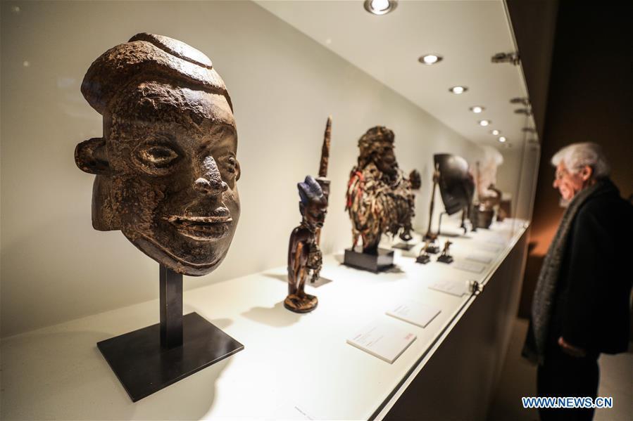 A visitor views the exhibits from Serge Schoffel gallery during the 64th edition of Brafa Art Fair at the Tour & Taxis in Brussels, Belgium, Jan. 28, 2019. A total of 133 Belgian and international galleries presented tens of thousands of art pieces at the fair, which will last till Feb. 3, 2019. Created in 1956, the Brafa Art Fair is one of the world\'s oldest and most prestigious art fairs. (Xinhua/Zheng Huansong)