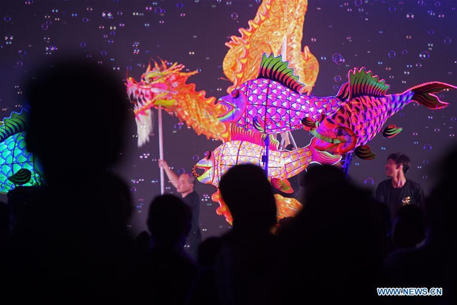 Performers rehearse the show \