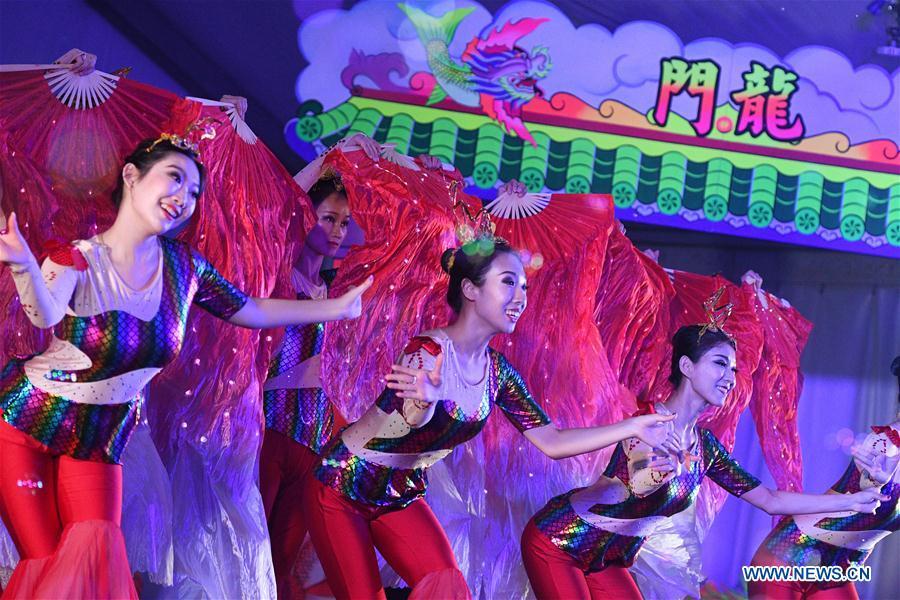 Performers rehearse the show \
