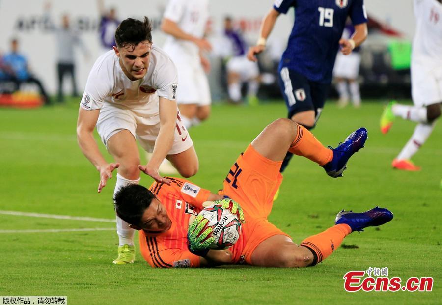 Japan\'s Shuichi Gonda in action with Qatar\'s Bassam Al Rawi at the Zayed Sports City Stadium, Abu Dhabi, United Arab Emirates, February 1, 2019. Qatar stunned four-time champion Japan 3-1 to win the AFC Asian Cup for the first time as striker Almoez Ali scored his record-breaking ninth goal in the tournament on Friday. (Photo/Agencies)