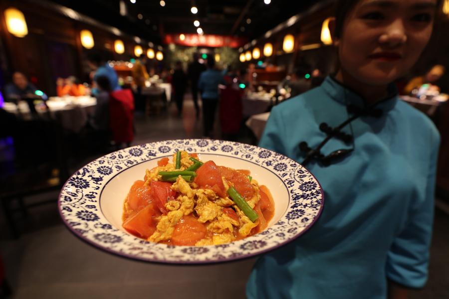 Scrambled eggs and tomatoes have long become a national dish for the Chinese. (Photo by WANG JING/CHINA DAILY)