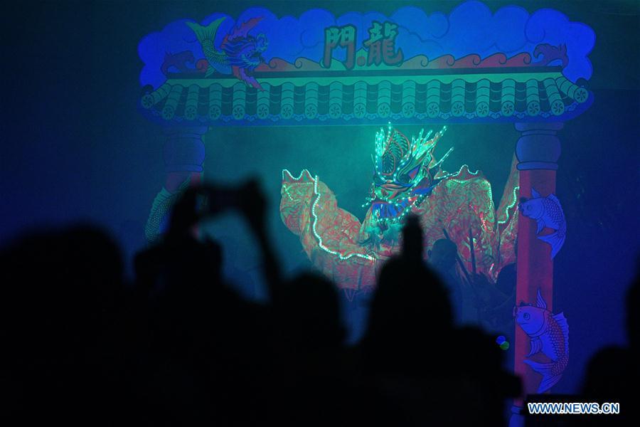 Performers rehearse the show \