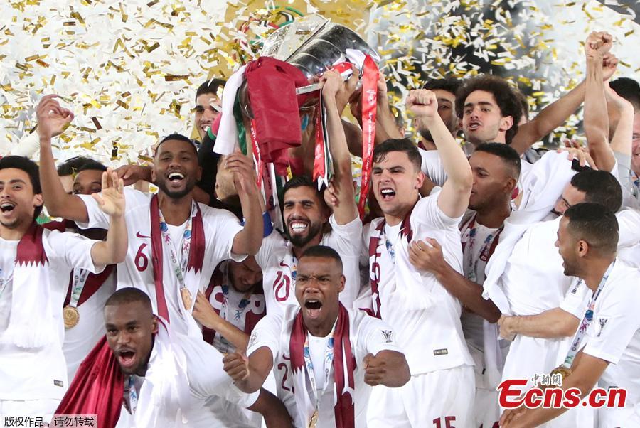 Qatar\'s Abdelaziz Hatim and team mates celebrate winning the Asian Cup with the trophy in Abu Dhabi, United Arab Emirates, February 1, 2019. Qatar stunned four-time champion Japan 3-1 to win the AFC Asian Cup for the first time as striker Almoez Ali scored his record-breaking ninth goal in the tournament on Friday. (Photo/Agencies)