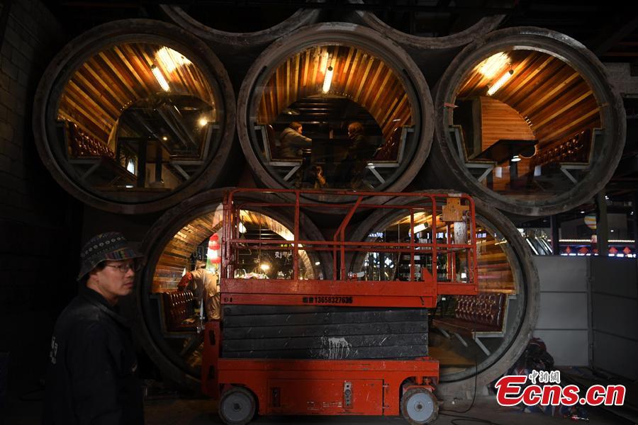 Photo taken on Feb. 1, 2019 in Chongqing\'s Liangjiang New Area shows the decor of a café featuring cement pipes and local dialects.  (Photo: China News Service/Chen Chao)