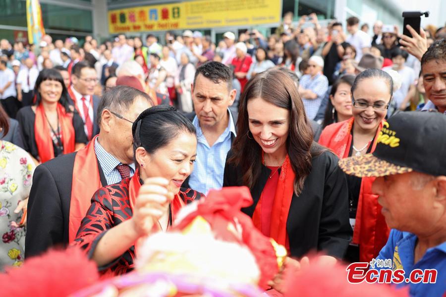 Xu Erwen (L,1st) , Chinese Consul General in Auckland, and Jacinda Ardern, Prime Minister of New Zealand, attend a celebration of the Chinese Lunar Near Year in Auckland, New Zealand, Feb. 2, 2019. Some 20,000 people watched shows including line and dragon dances and other entertainment programs. (Photo: China News Service/Zhang Jianyong)