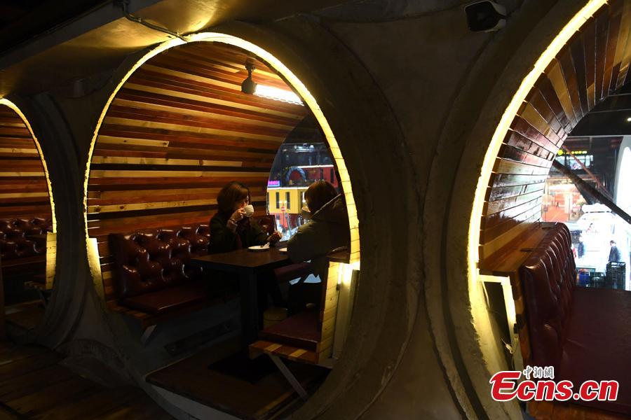 Photo taken on Feb. 1, 2019 in Chongqing\'s Liangjiang New Area shows the decor of a café featuring cement pipes and local dialects.  (Photo: China News Service/Chen Chao)