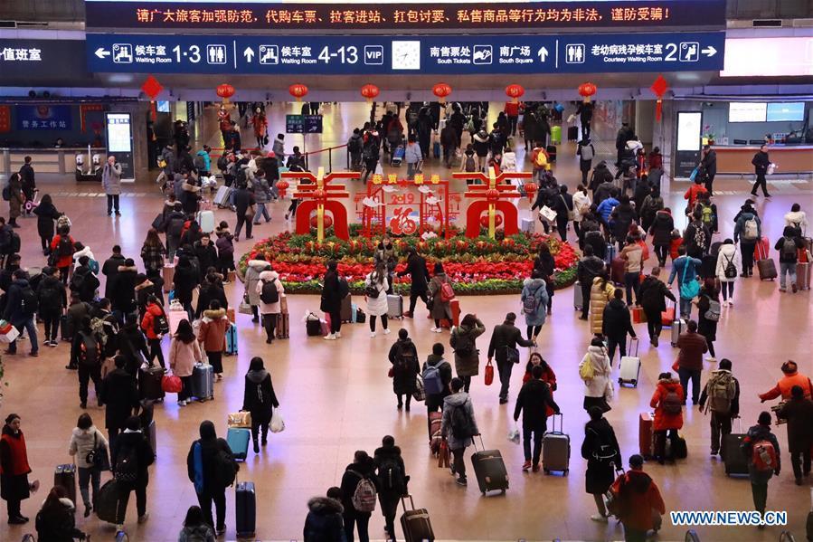 Passengers walk to board trains at the Beijing West Railway Station in Beijing, capital of China, Feb. 1, 2019. China Railway Beijing Group Co., Ltd. was estimated to send 1.03 million passengers on Friday. Beijing railway was witnessing mounting travel rush as people began to embark on trips for this year\'s lunar New Year, which falls on Feb. 5. (Xinhua/Xing Guangli)