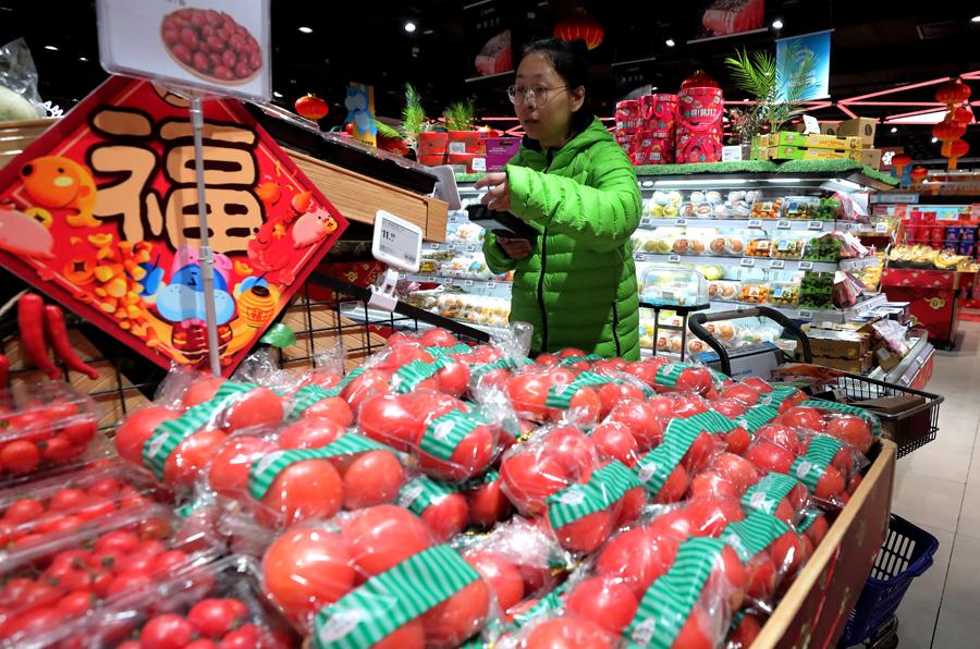 Fresh tomatoes on sale in a supermarket. (Photo by WANG JING/CHINA DAILY)