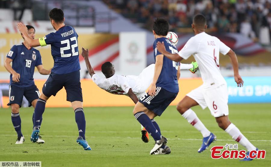 Qatar\'s Almoez Ali scores their first goal at the Zayed Sports City Stadium, Abu Dhabi, United Arab Emirates, February 1, 2019. Qatar stunned four-time champion Japan 3-1 to win the AFC Asian Cup for the first time as striker Almoez Ali scored his record-breaking ninth goal in the tournament on Friday. (Photo/Agencies)