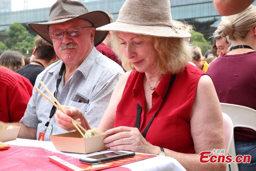 A total of 764 people eat dumplings in Darling Harbour, Sydney, Feb. 5, the first day of the Chinese Lunar New Year. It set a new world record, breaking the previous record number of 750 set in Melbourne in 2013. (Photo: China News Service/Tao Shelan)