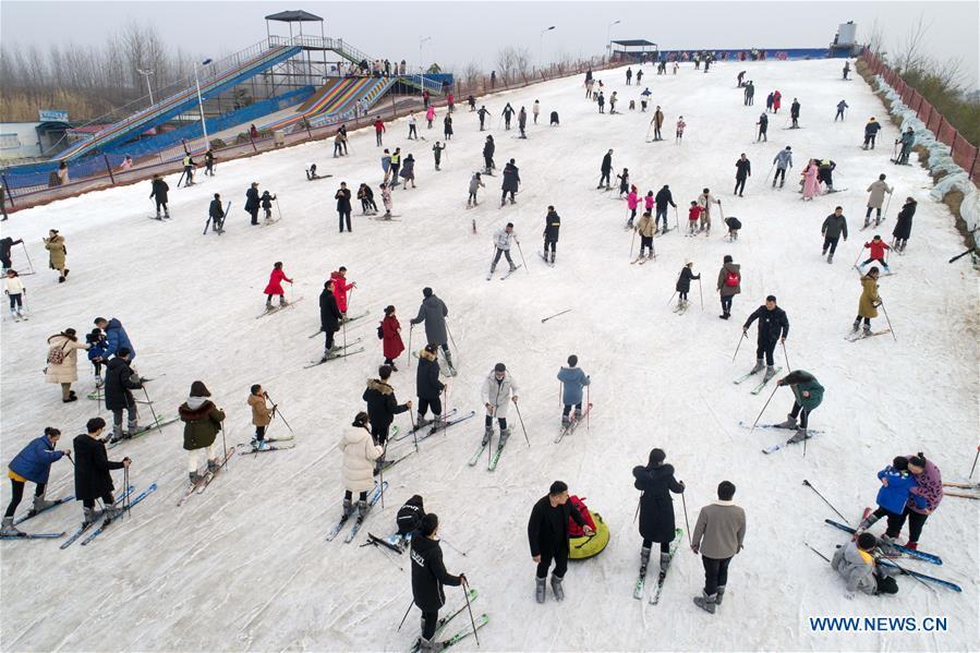 Aerial photo taken on Feb. 6, 2019 shows tourists skiing at a ski ranch in Matou Township of Huai\'an City, east China\'s Jiangsu Province. Many enthusiasts enjoy skiing as a way to celebrate the Spring Festival. (Xinhua/He Jinghua)