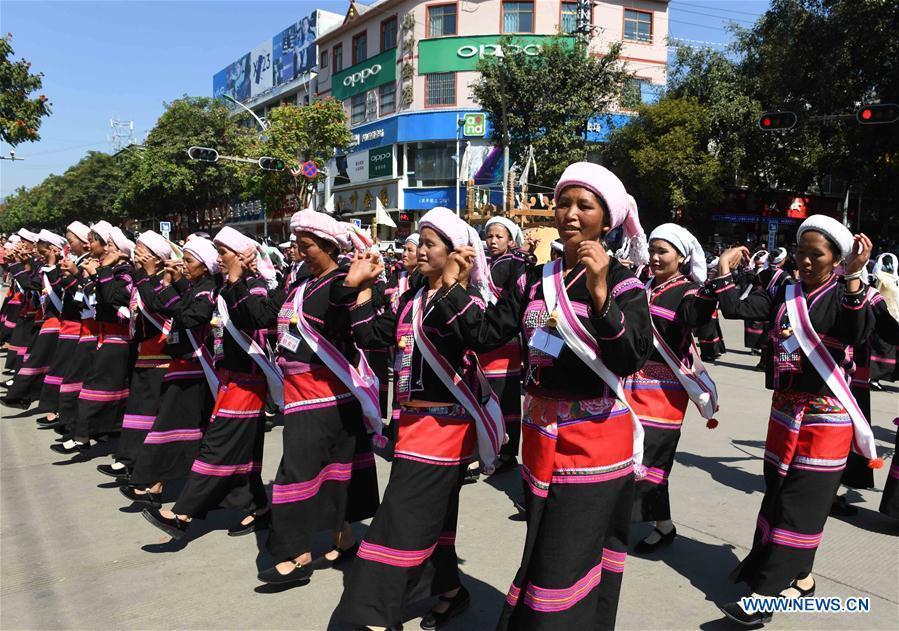 People dance during a parade at Lancang Lahu Autonomous County in Pu\'er City, southwest China\'s Yunnan Province, Feb. 7, 2018. People of ethnic groups wearing their traditional festive costumes took part in a parade to celebrate the Chinese Lunar New Year in Lancang Lahu Autonomous County. (Xinhua/Yang Zongyou)