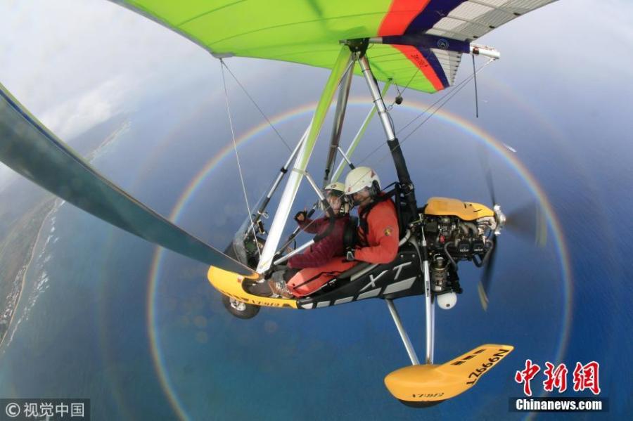 Hiren Khakharia from New Jersey, U.S., catches a stunning selfie flying through the air with a circular rainbow beneath him. The rainbow appears to circle the aircraft and his instructor perfectly as they flew 300 meters over Oahu in North Shore, Hawaii. (Photo/VCG)