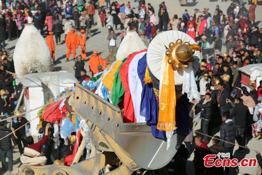 A grand, annual ceremony to change the Prayer Flags Pillar in Samye Monastery, the first Buddhist monastery in Tibet, in Dranang, Lhoka, Southwest China\'s Tibet Autonomous Region, Feb. 9, 2019. The ceremony is usually held on the fifth day of January in Tibetan calendar, as part of the celebrations of Losar, or Tibetan New Year. The prayer flags on the pillar are collected from Tibetans from various areas. (Photo: China News Service/Qu Jie)
