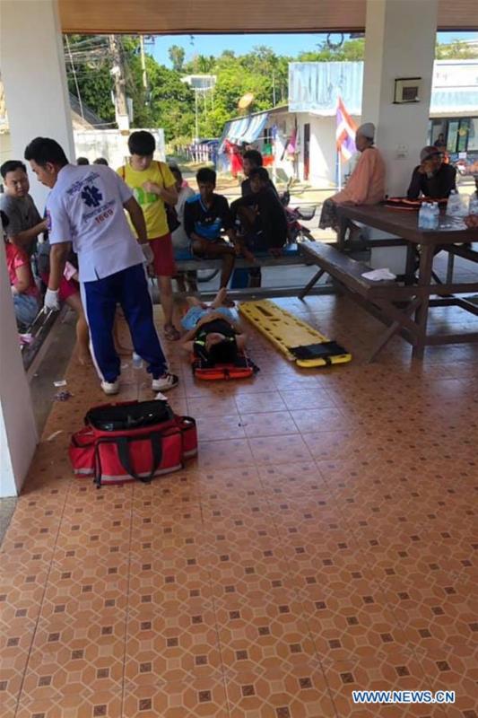 Rescuers help to treat tourists injured in the speedboat crash accident at the Phuket Island, Thailand, on Feb. 9, 2019. A total of 11 Chinese tourists and two crew members were injured after a tourist speedboat crashed with an oil barge near Thailand\'s southern Phuket Island on Saturday afternoon, the Chinese Consulate-General in the southern province of Songkhla confirmed on Sunday. (Xinhua)