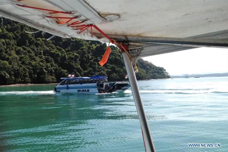 Photo taken on Feb. 9, 2019 shows the damaged speedboat at sea area near the Phuket Island, Thailand. A total of 11 Chinese tourists and two crew members were injured after a tourist speedboat crashed with an oil barge near Thailand\'s southern Phuket Island on Saturday afternoon, the Chinese Consulate-General in the southern province of Songkhla confirmed on Sunday. (Xinhua)