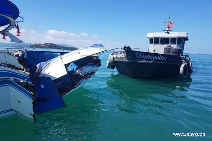 Photo taken on Feb. 9, 2019 shows the damaged speedboat (L) at sea area near the Phuket Island, Thailand. A total of 11 Chinese tourists and two crew members were injured after a tourist speedboat crashed with an oil barge near Thailand\'s southern Phuket Island on Saturday afternoon, the Chinese Consulate-General in the southern province of Songkhla confirmed on Sunday. (Xinhua)