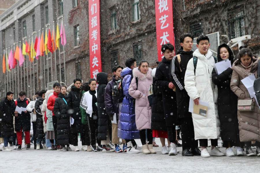 Students line up for an admission test at the Central Academy of Drama in Beijing on Feb. 12, 2019. (Photo/chinadaily.com.cn)