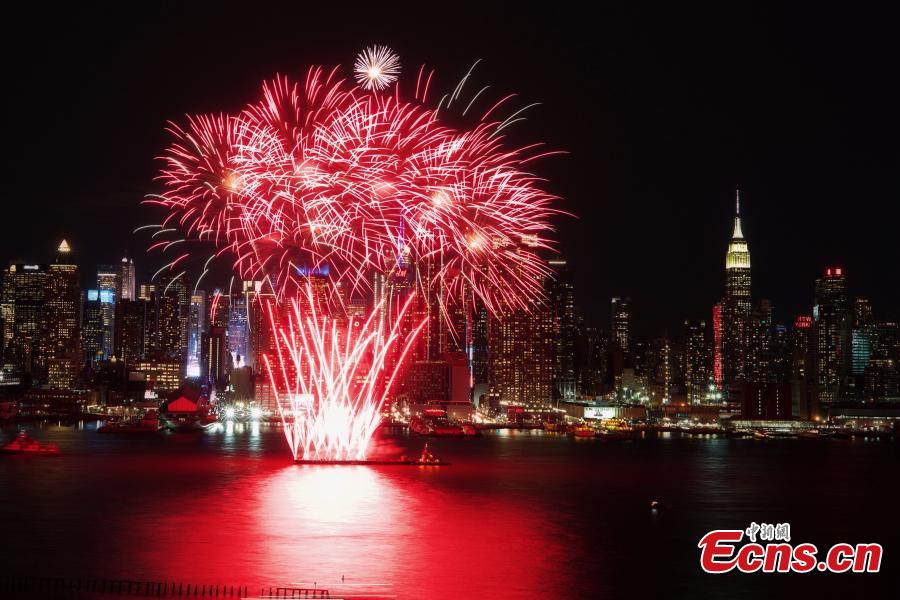 Photo taken on Feb. 11, 2019 from Weehawken of New Jersey, U.S. shows the fireworks over New York City celebrating the Chinese Lunar New Year. The fireworks display was held near Pier 84 over the Hudson River, close to the Chinese consulate general in New York. (Photo: Ecns.cn/Wang Fan)