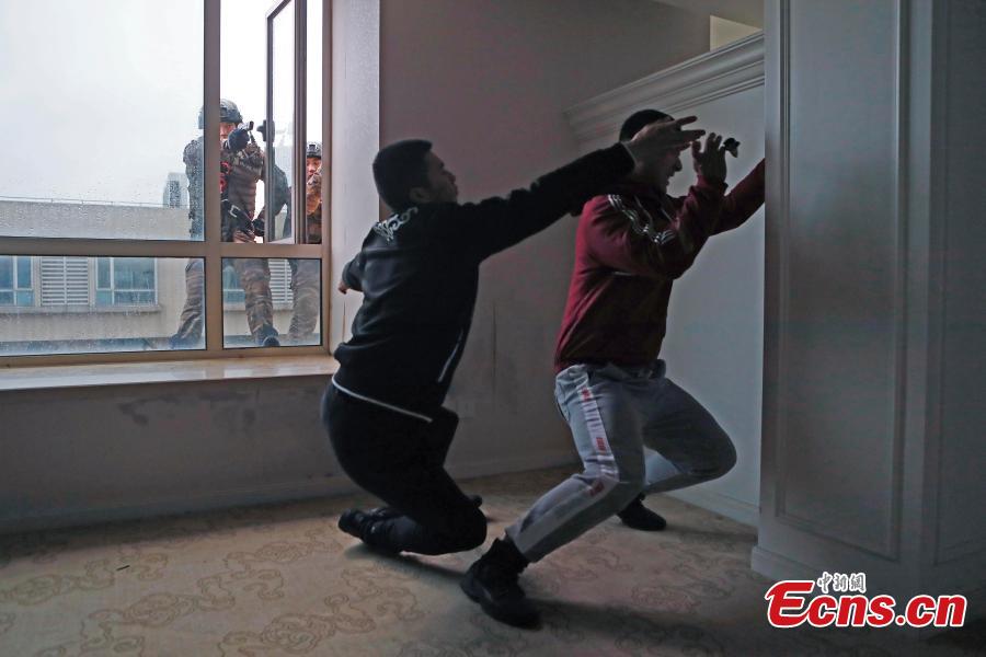 Members of the armed police take part in a drill simulating a hostage-taking scenario at Zhangjiang Hi-Tech Park in Pudong, Shanghai, February 12, 2019. The drill was organized to enhance emergency preparedness. (Photo: China News Service/Yin Liqin)
