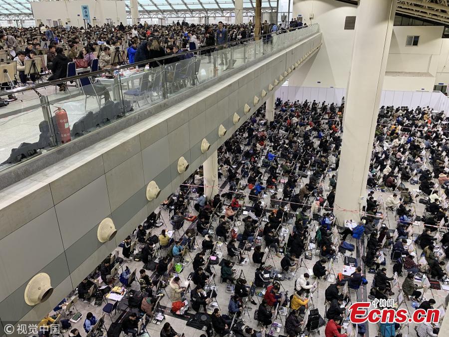 Students sit the entrance exam for Shandong University of Art & Design in Jinan City, East China\'s Shandong Province, Feb. 13, 2019. More than 6,500 students took the test, which applied face recognition and fingerprint checks to prevent fraud. (Photo/VCG)