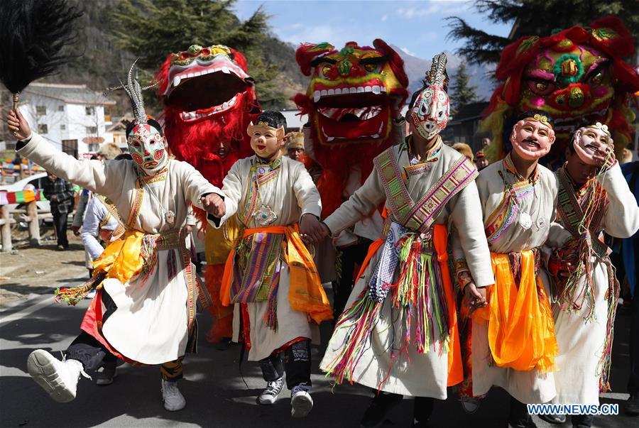 People of Tibetan ethnic group perform during the Shangjiu Festival at the foot of Jiajin Mountain in the Tibetan Township of Qiaoqi in Ya\'an City, southwest China\'s Sichuan Province, Feb. 13, 2019. The Shangjiu Festival, a traditional festival of the Tibetan people, is celebrated on the ninth day of the first lunar month to pray for a good harvest. (Xinhua/Jiang Hongjing)