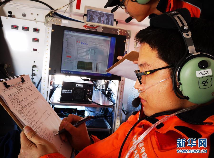 Photo taken on Jan. 16, 2019 shows a Chinese researcher, with the help of Snow Eagle 601, collected data at the Ice Divide of East Antarctica. (Photo/Xinhua)
