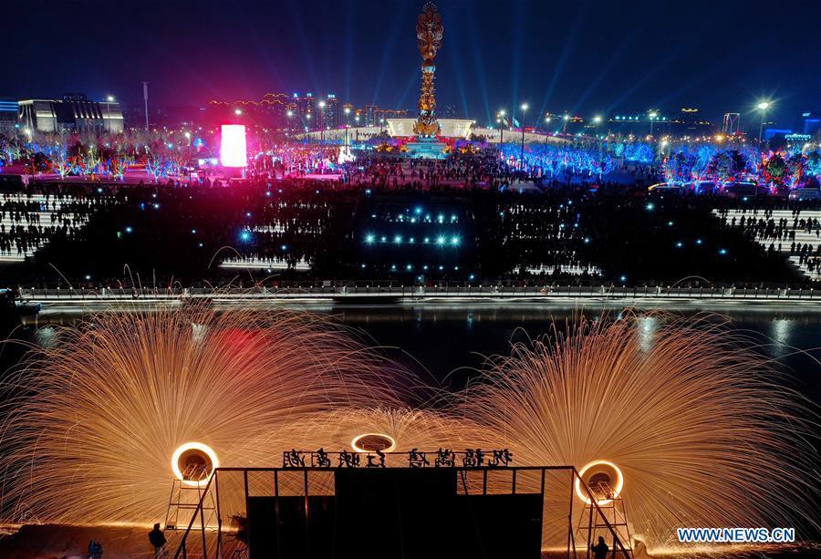 Aerial photo shows folk artists spraying molten iron at a lantern fair in the Nanhu Park in Tangshan, north China\'s Hebei Province, Feb. 15, 2019. (Xinhua/Yang Shiyao)