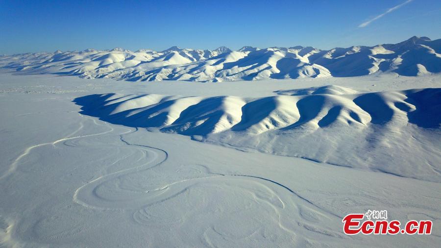 This drone photo shows the snow-covered Bayanbulak grassland in Hejing County, Northwest China\'s Xinjiang Uygur Autonomous Region. Local authorities have promoted tourism by taking advantage of its rich snow and ice resources. (Photo/China News Service)
