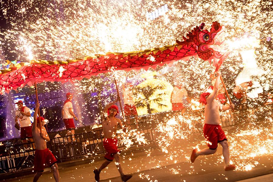 A local troupe performs a fire dragon dance in a shower of molten iron sparkling like fireworks at the Wuhan Happy Valley amusement park in February 2018. (Photo/XINHUA)
This year\'s Lantern Festival arrives on Tuesday. Besides being a time for families to gather once more, in the old days it was also the Chinese \